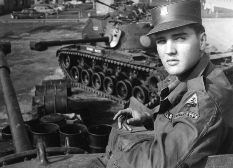 Элвис Пресли во время военной службы на базе США в Германии
