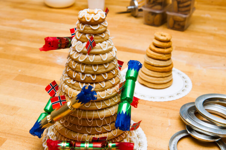 Традиционный норвежский пирог с марципановыми кольцами