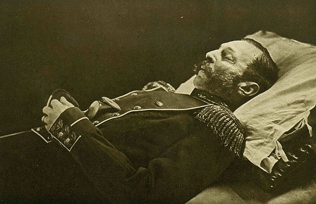 Фотография Александра II на смертном одре