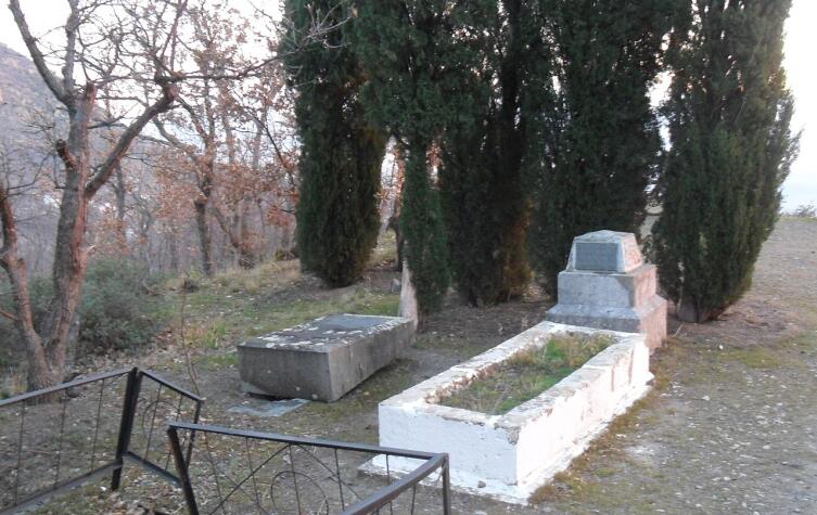 Могила Н. П. Сусловой, 700 метрах к юго-западу от села Лазурного на Южном берегу Крыма