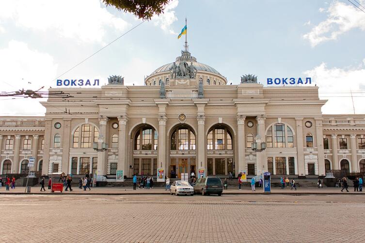 Железнодорожный вокзал станции Одесса-Главная, вид со стороны Привокзальной площади