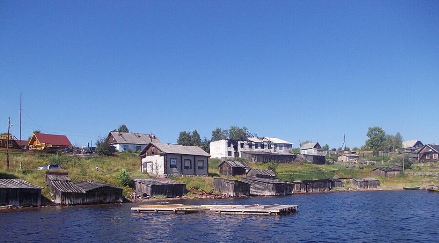 Вид на посёлок с моря Чупа