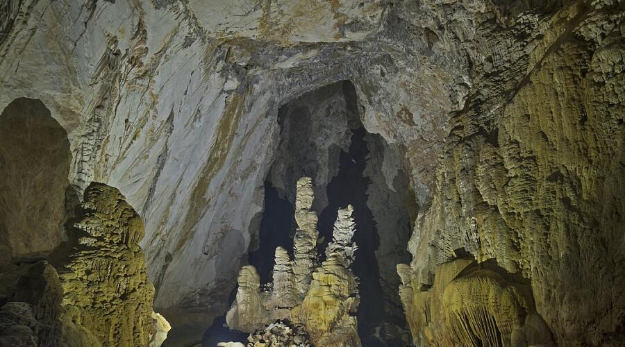 Большие сталагмиты в пещере Шондонг во Вьетнаме: высота самого высокого из них составляет 70 м