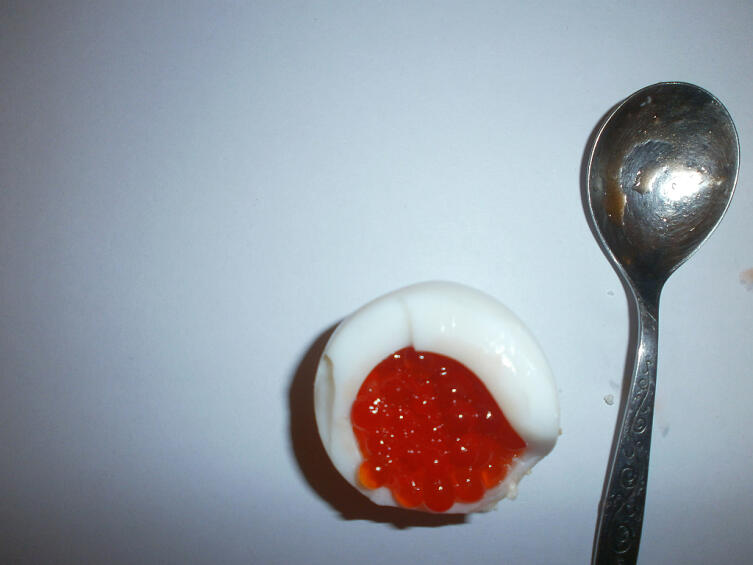 Вареное яйцо, фаршированное икрой