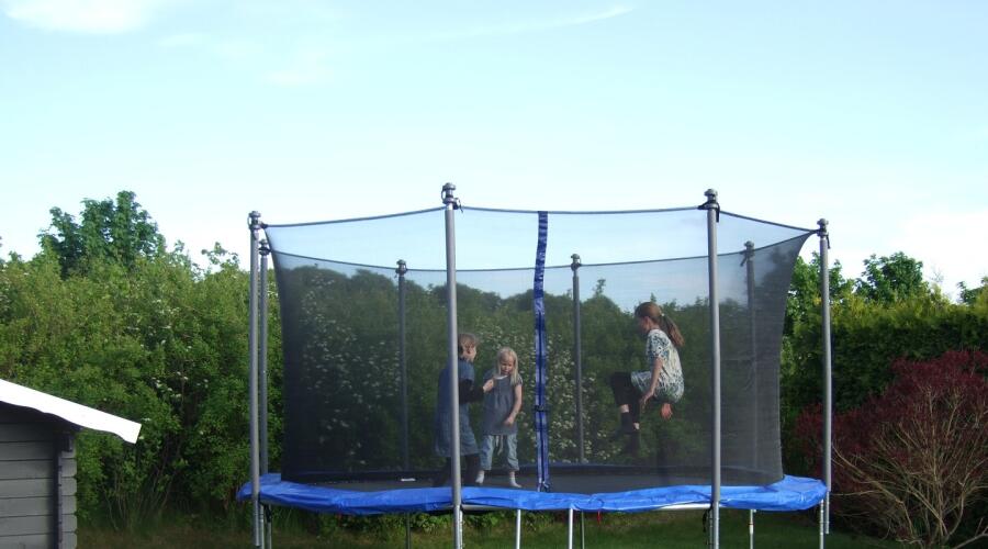 Как выбрать батут для дачи, чтобы детям было весело, а взрослым — спокойно
