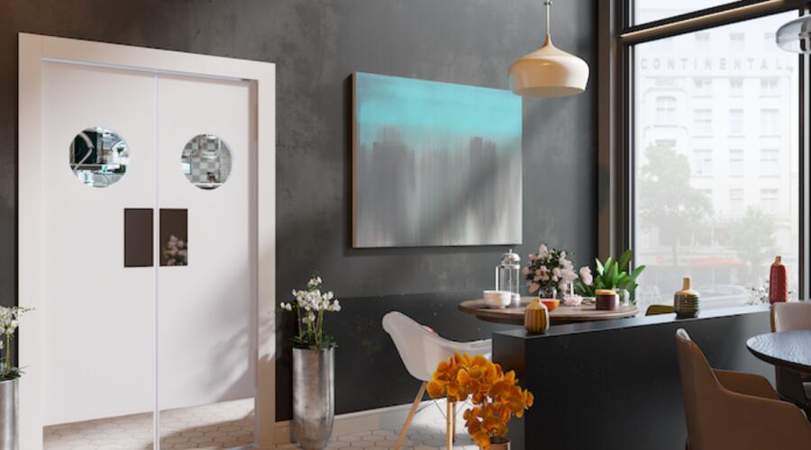 Почему на кухню ресторана ставят особые двери и зачем вообще в них разбираться