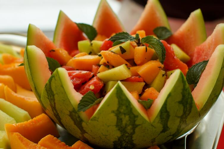 Как приготовить фруктовый салат в арбузе? Как приготовить фруктовый салат в арбузе?