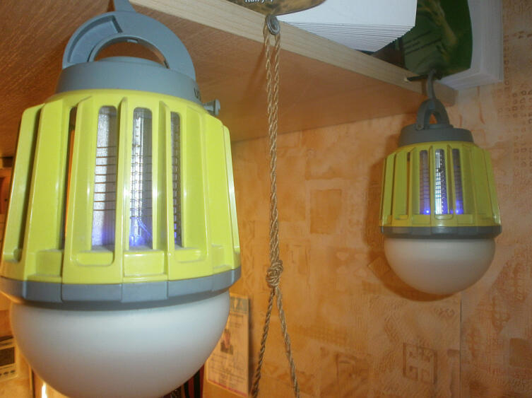 Включенные аккумуляторные лампы с ультрафиолетовым спектром излучения и нагревательными спиралями для уничтожения москитов