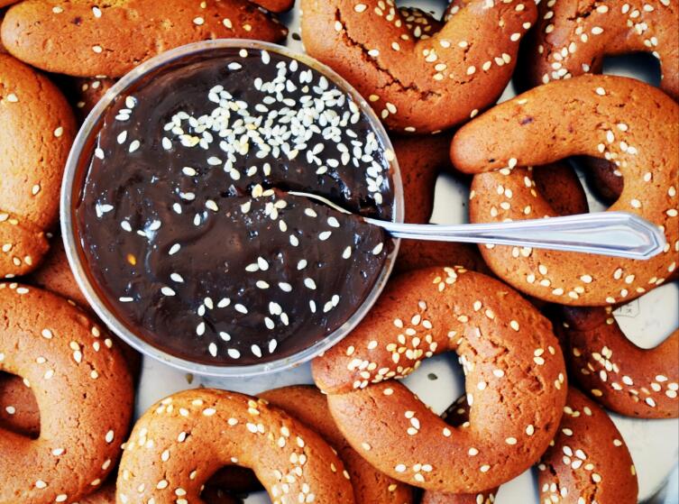 Как приготовить песочное печенье с кунжутом?