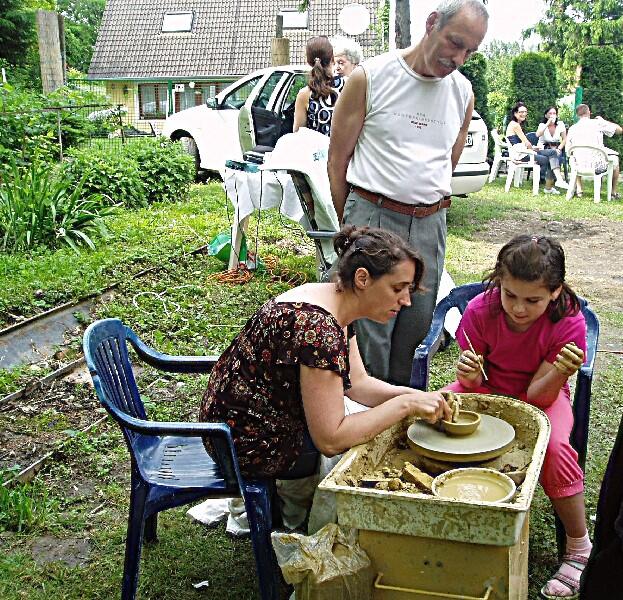 Местные гончары могли поучить ваше чадо как из комочка обычной глины сделать миску, корчагу, молочную ёмкость
