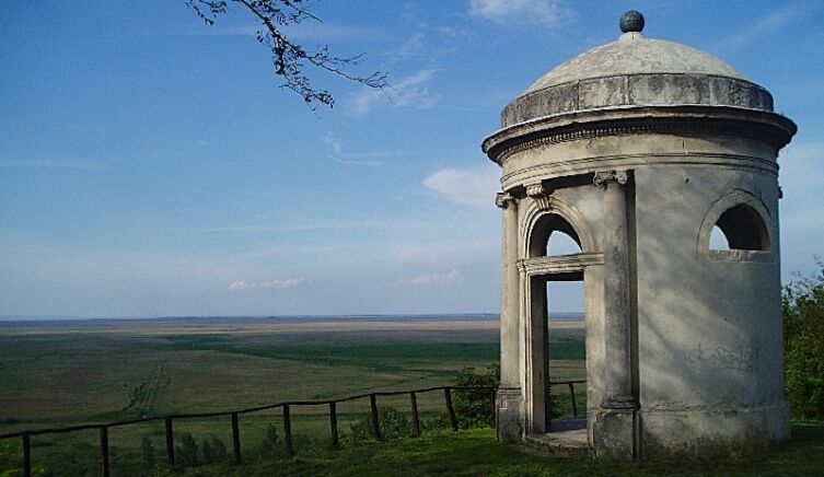 Фертебоз. Ротонда Глориетт на одноименной горе - образец венгерской классической архитектуры