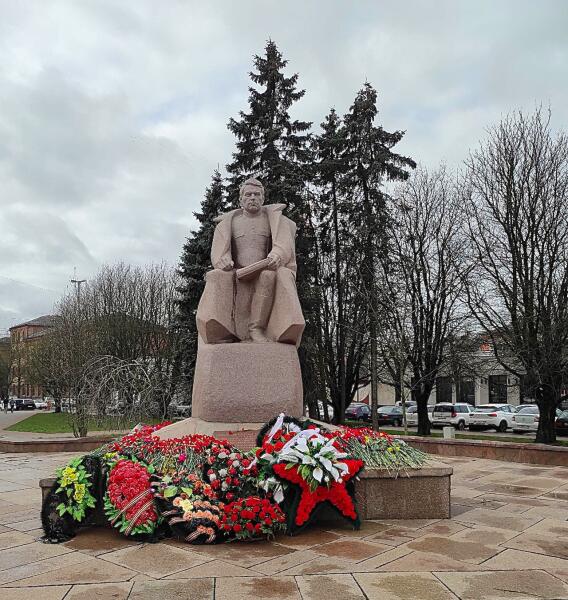 Калининград. Памятник Маршалу А. М. Василевскому на одноименной площади