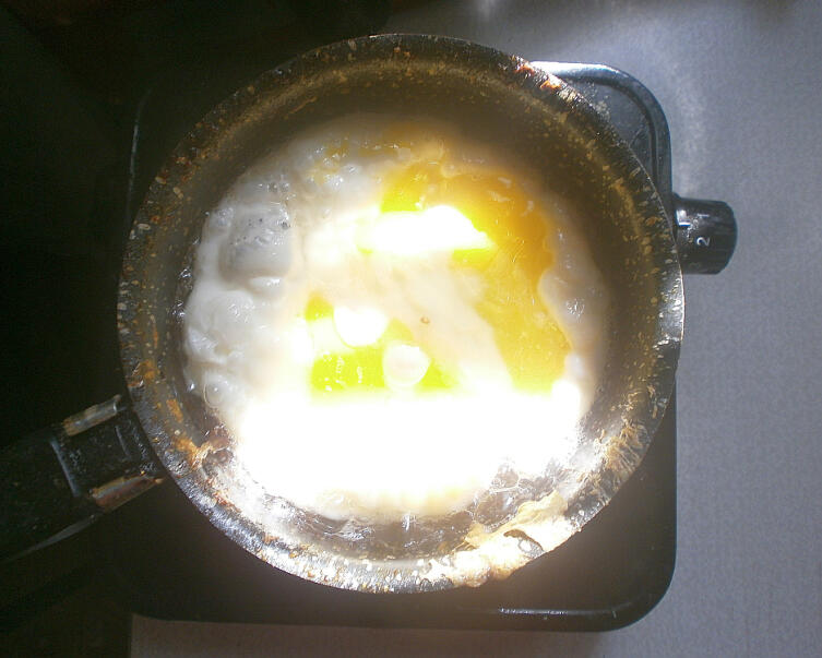 Приготовление яичницы из двух яиц