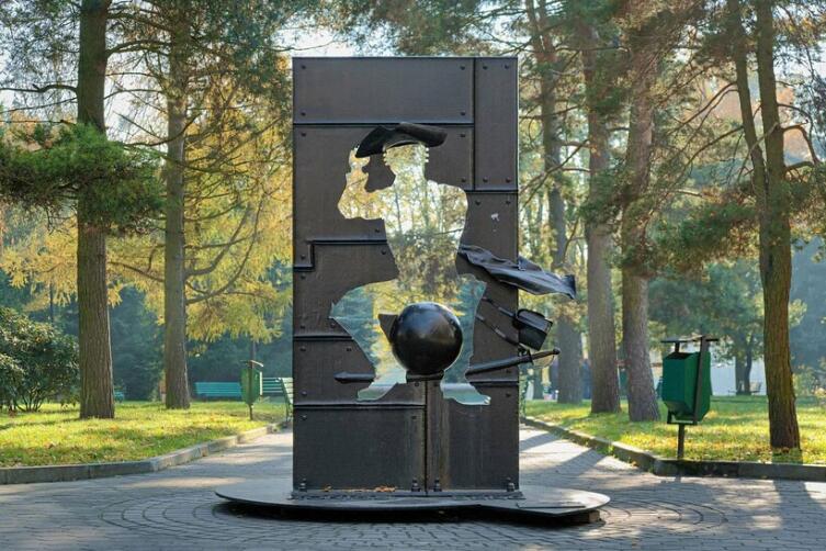 Памятник барону, летящему на ядре в Центральном парке Калининграда