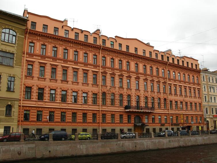 Дом на набережной Мойки 40, где располагалась западная сторона «Демута»