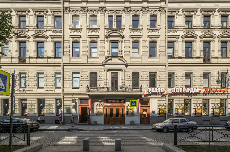 Дом на Большой Конюшенной 27, где располагалась восточная сторона «Демута»