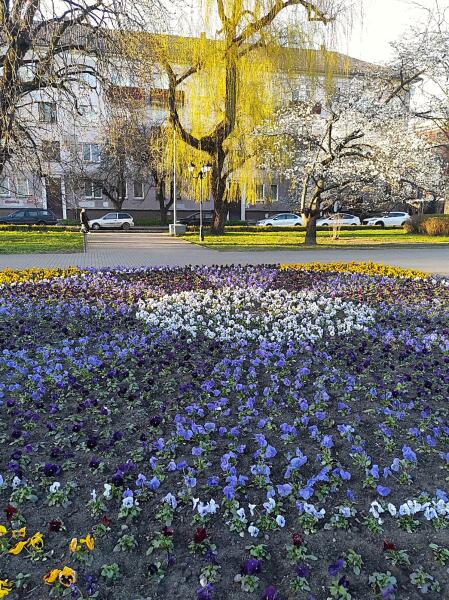 Скверики рядом с театром показались нам раем! Такие тихие, уютные…