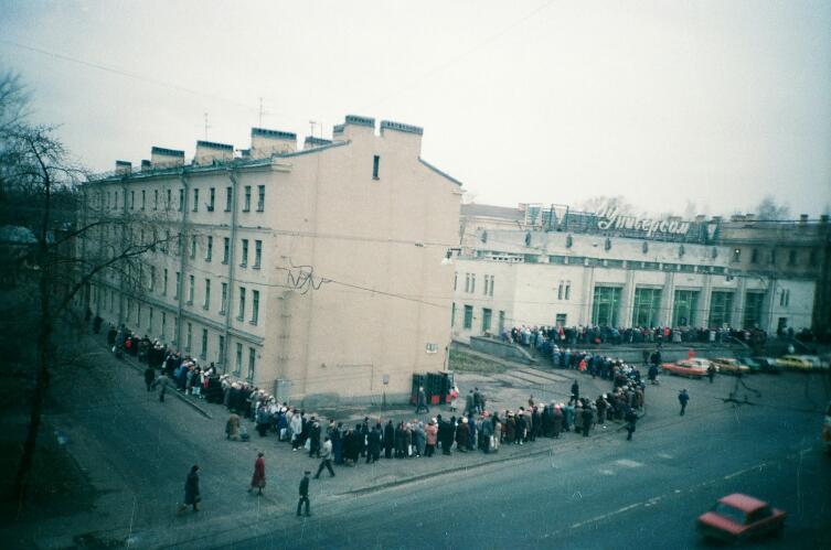 Почему в советские времена всё выбрасывали, а народ очень радовался этому? Почему в советские времена всё выбрасывали, а народ очень радовался этому?