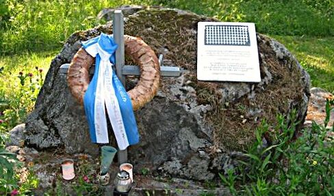 Сколько раз ни заворачивал к Лумиваара, всегда у памятного знака зажжённые чьей-то заботливой рукой поминальные свечи...