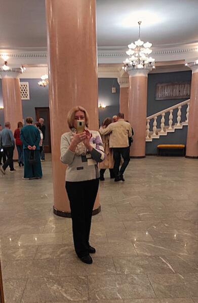 Оставив в гардеробе верхнюю одежду… Оставив в гардеробе верхнюю одежду…