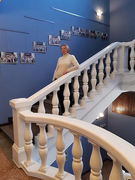 Стены на лестнице и в фойе оформлены в синих тонах… Стены на лестнице и в фойе оформлены в синих тонах…