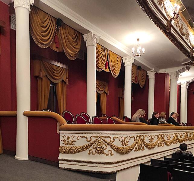 Зрительный зал в калининградском театре — классический: с партером, ложами Зрительный зал в калининградском театре — классический: с партером, ложами