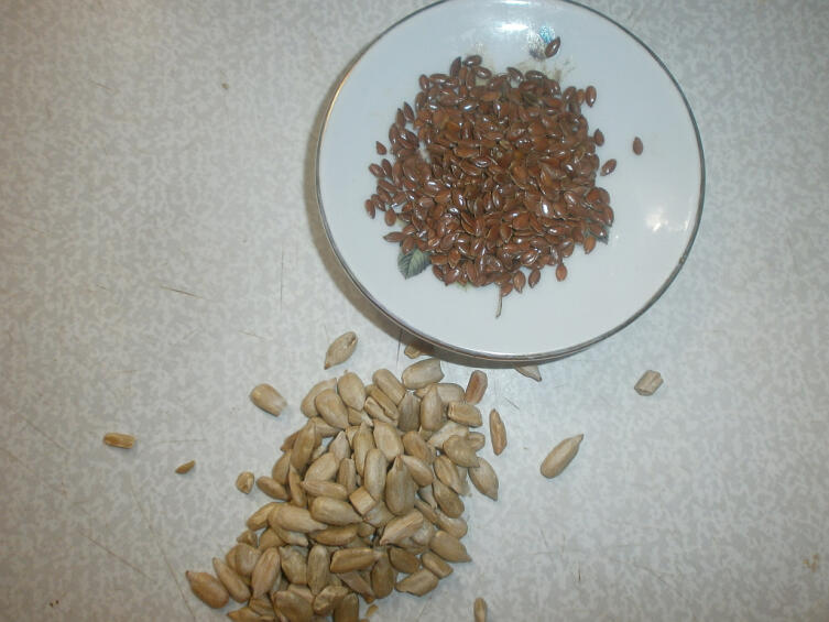 Семена льна (сверху) и подсолнечника (внизу)