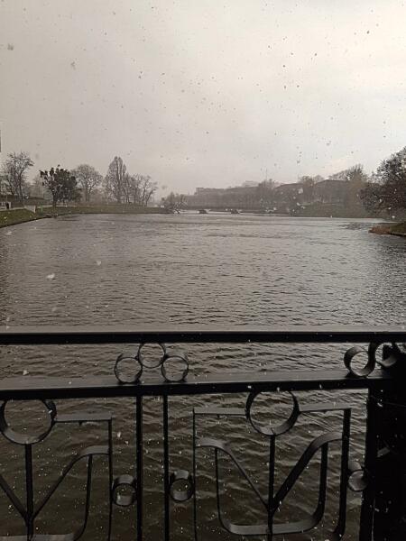 На небо набегают свинцовые тучи, начинают капать крупные капли дождя…