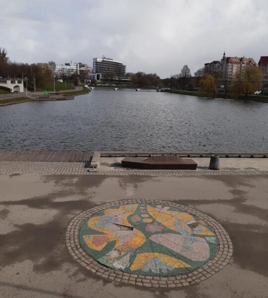 Вид на Нижнее озеро с улицы Шевченко. Одно из мозаичных панно.