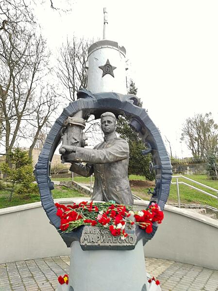 Памятник Герою Советского Союза капитану 3-го ранга Александру Маринеско