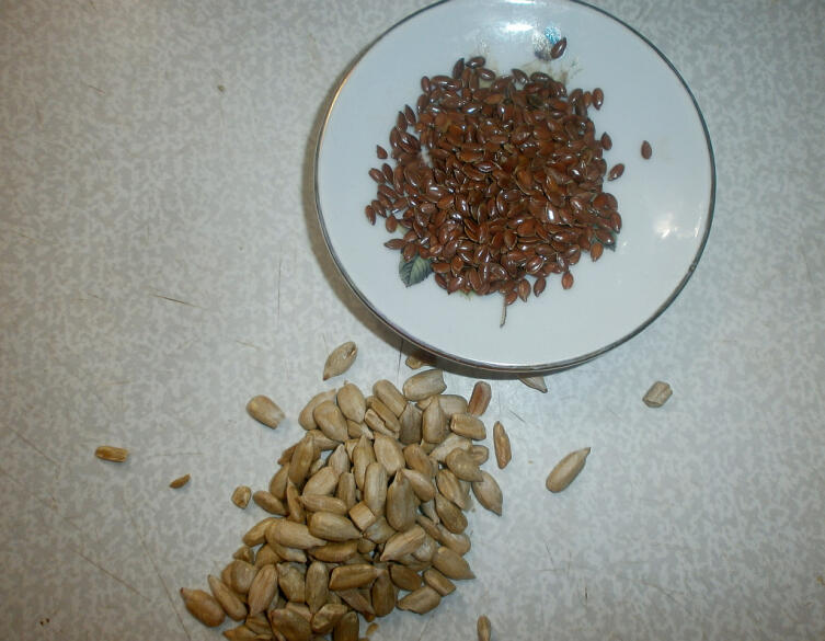 Семена бурого льна и очищенные семена подсолнечника