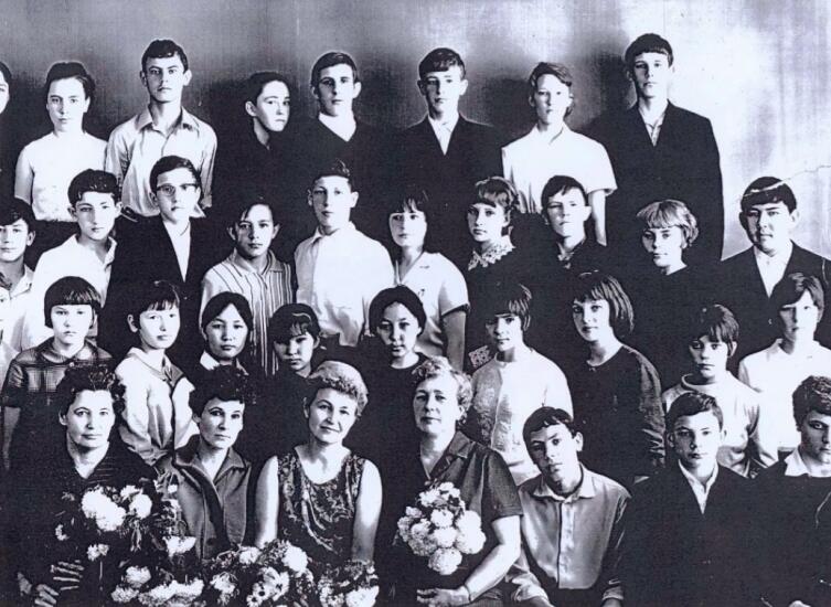 1969 год, 8-й «А» класс средней школы № 2 города Фрунзе. Здесь, помимо автора, ещё три члена нашей школьной команды КВН: Лена Шибаева, Витя Бобров и Марат Такырбашев