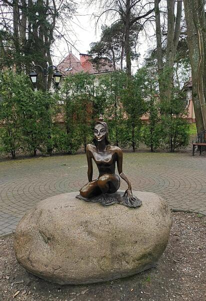 В сквере, напротив железнодорожного вокзала, нас встретила сказочная героиня, бронзовая «Царевна-лягушка»