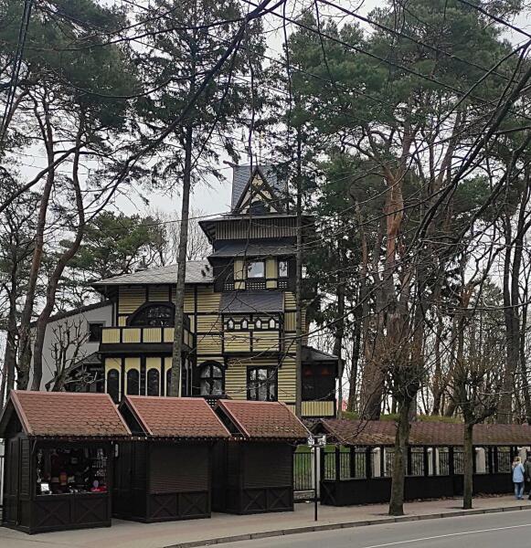 «Дом Звездочета». Расчудесный домик с силуэтами голов драконов, флюгером и окнами необычной формы