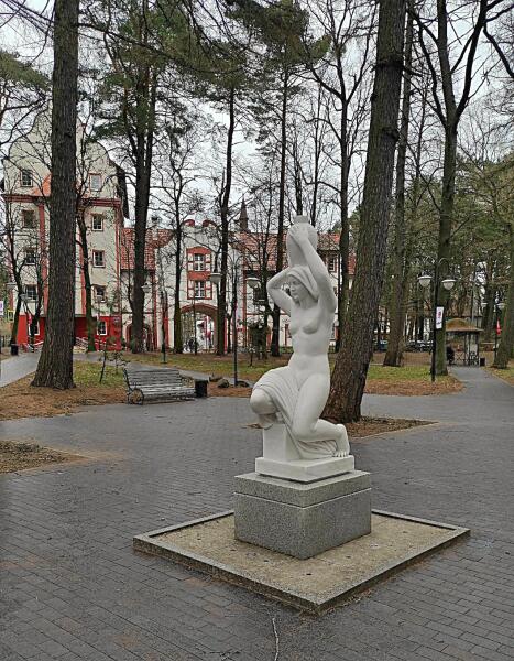 Скульптура «Несущая воду» Германа Брахерта (1940 г.), реплика Скульптура «Несущая воду» Германа Брахерта (1940 г.), реплика