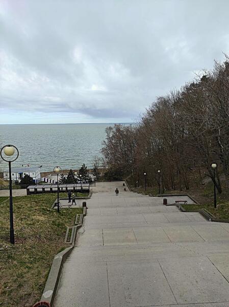 Центральная лестница, спуск к морскому променаду Светлогорска Центральная лестница, спуск к морскому променаду Светлогорска