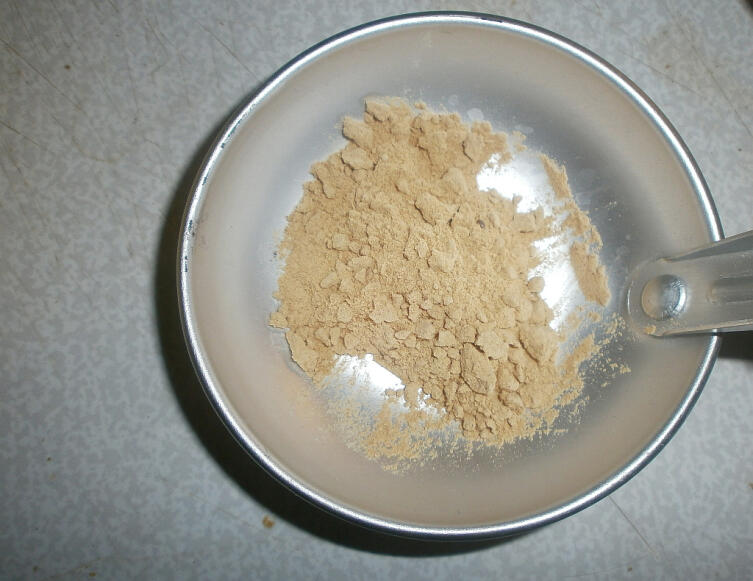 Размельченный в муку корень перуанской маки Размельченный в муку корень перуанской маки