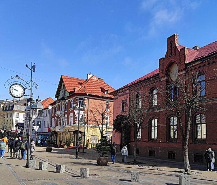 …один из знаковых объектов города, бывший «Почтамт Кранца» (на переднем плане, в правой части снимка)