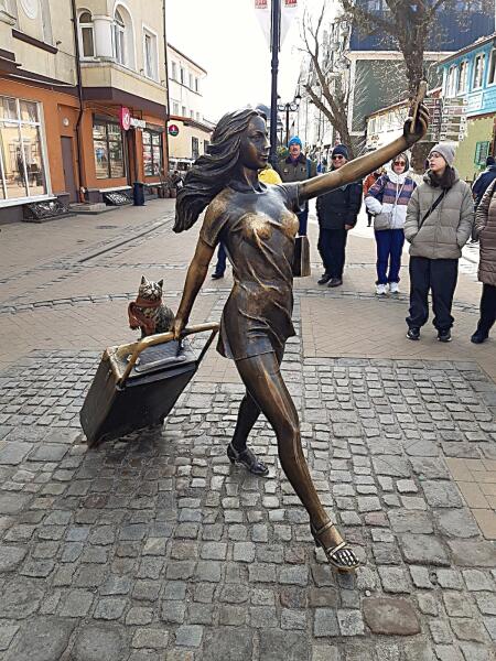 Современный арт-объект «Курортница» установлен в Зеленоградске в 2020 году.