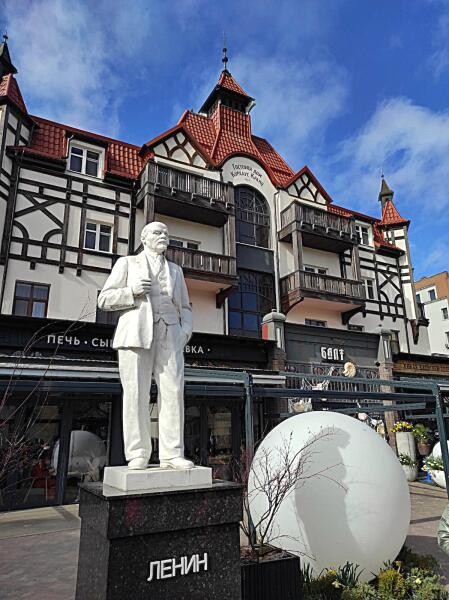 Сейчас большинство людей не знает в лицо человека, памятник которому установлен у здания бывшего отеля «Курхаус Кранц», так что надпись на постаменте отнюдь не лишняя