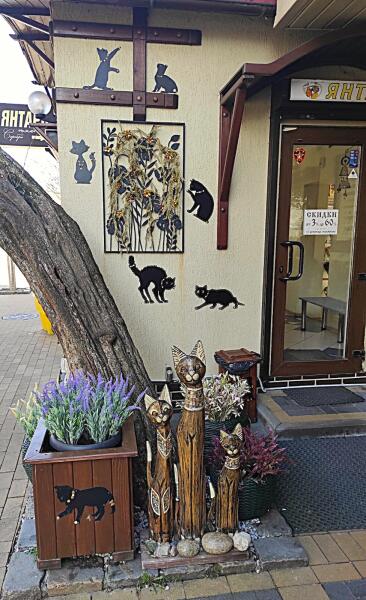 Улицы Зеленоградска украшены кошачьими скульптурами…