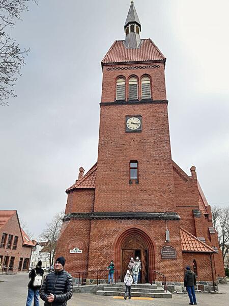 Неоготика. Здание из красного керамического кирпича с остроконечной башней высотой 42 метра