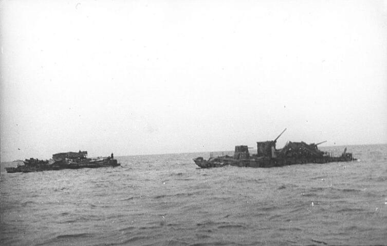 Немецкие десантные баржи типа «Зибель», брошенные у острова Сухо на Ладожском озере