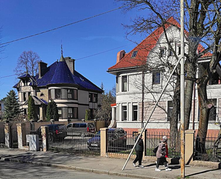 Вилла Арон (на переднем плане, справа) -двухэтажное здание начала двадцатого века