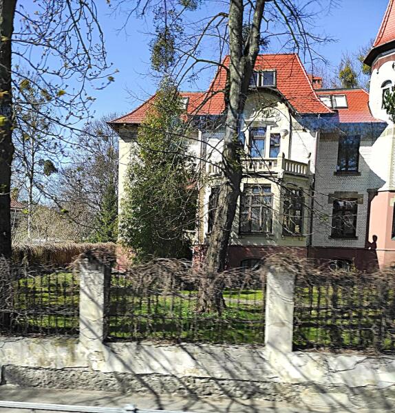 Вилла Михаэлис построена из прочного клинкерного кирпича белого цвета