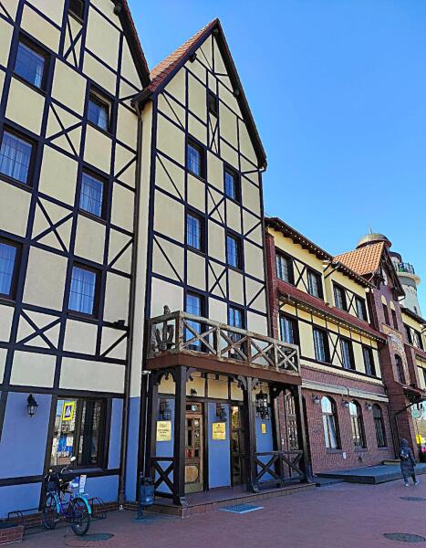 Гостиница «Шкиперская», перед которой установлена скульптура шкипера с обезьянкой Гостиница «Шкиперская», перед которой установлена скульптура шкипера с обезьянкой