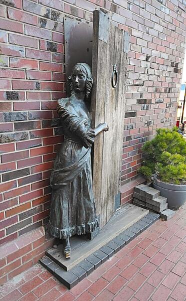 В отношение «Трактирщицы» существует поверье: если погладить её руку, то обязательно повезёт в любви. В отношение «Трактирщицы» существует поверье: если погладить её руку, то обязательно повезёт в любви.