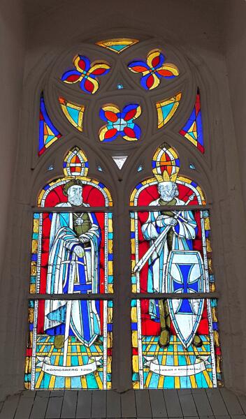 Высокие, красочные, освещенные солнечными лучами витражи, сияют, создавая особое праздничное настроение в соборе