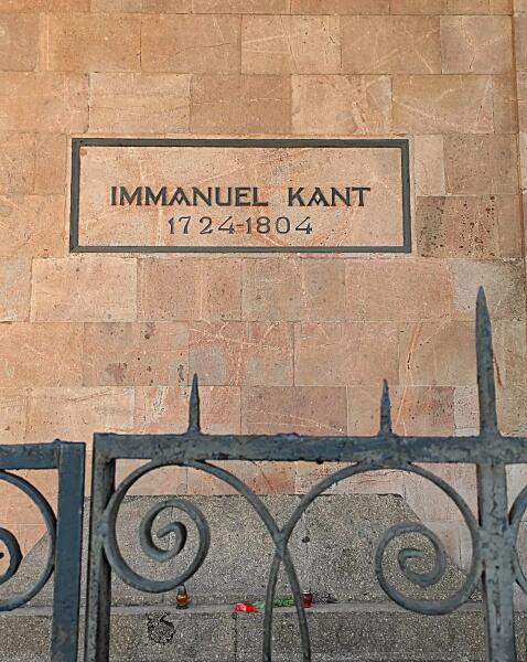 Лаконичная немецкая надпись на могиле Иммануила Канта