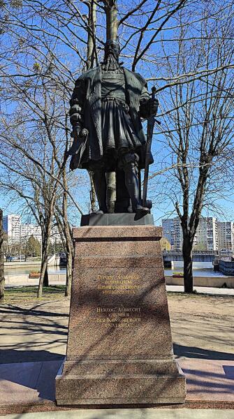 Памятник основателю Кенигсбергского университета герцогу Альбрехту